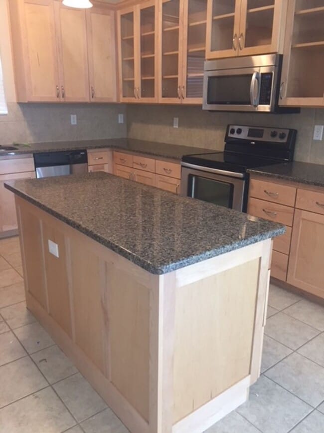 Building Photo - Lake Estates 4 bed 2.5 bath 3 car garage home!