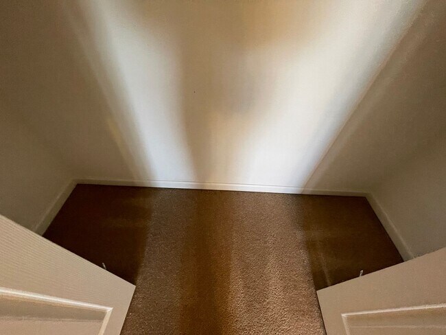 Building Photo - Foxchase Subdivision:  MOVE IN READY!!!!  ...