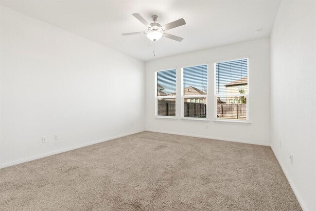 Building Photo - 400 Mante Ct