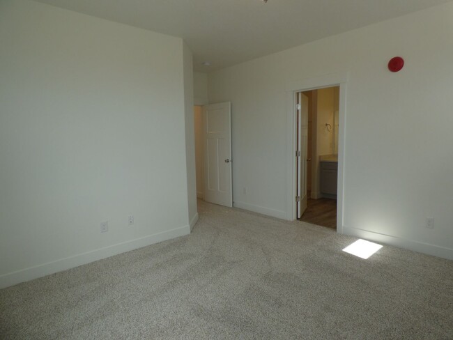 Building Photo - Like New 3 Bd 2 Ba Condo With Garage