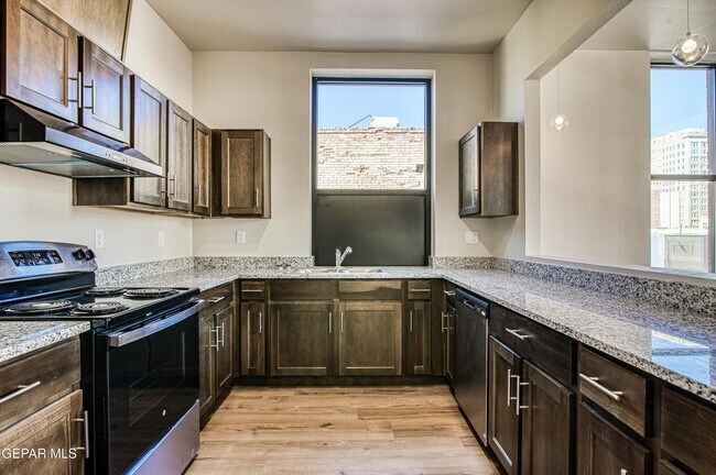 Building Photo - 312 E Overland Ave