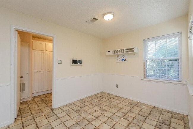 Building Photo - 5731 Old Lodge Dr