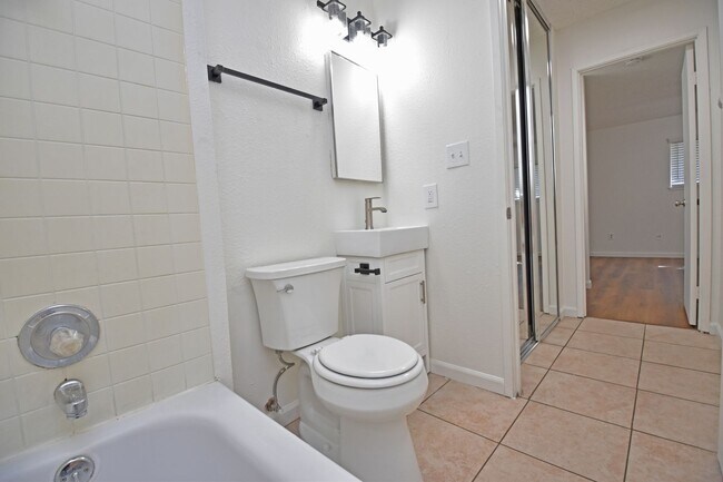 Building Photo - 4003-4003 Westporter Dr