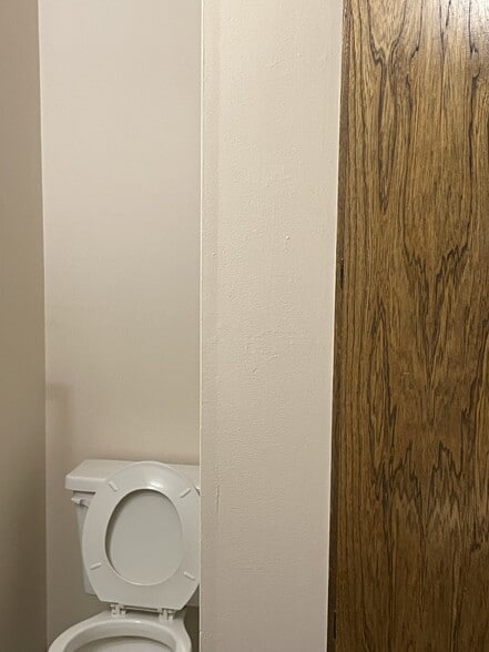 Main Bath - 302 Galvin Rd N