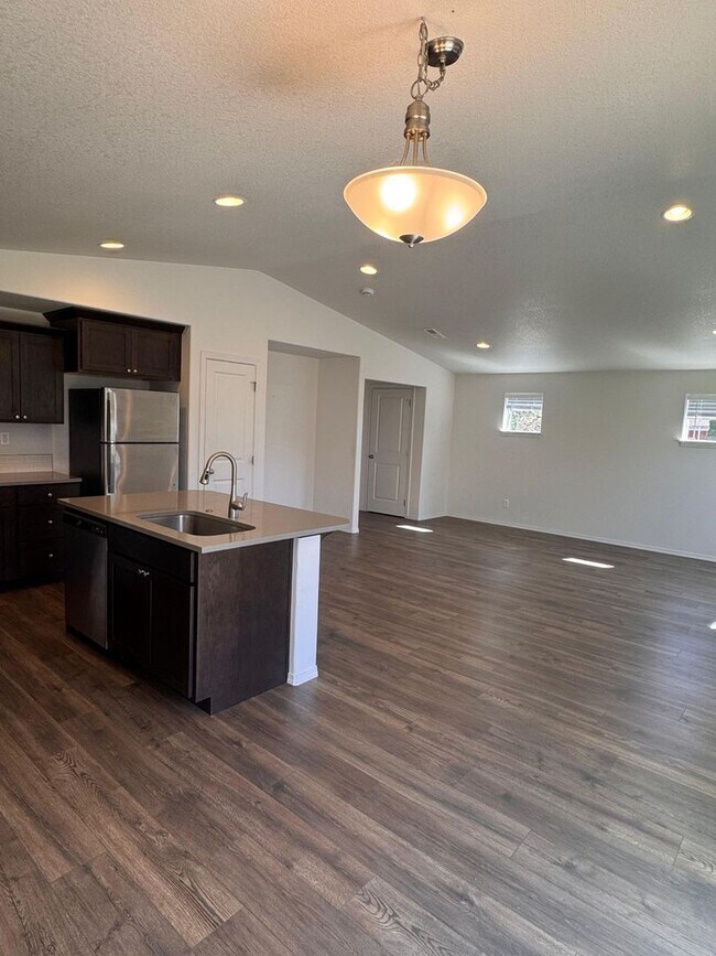 Building Photo - 1642 Zoe Ave