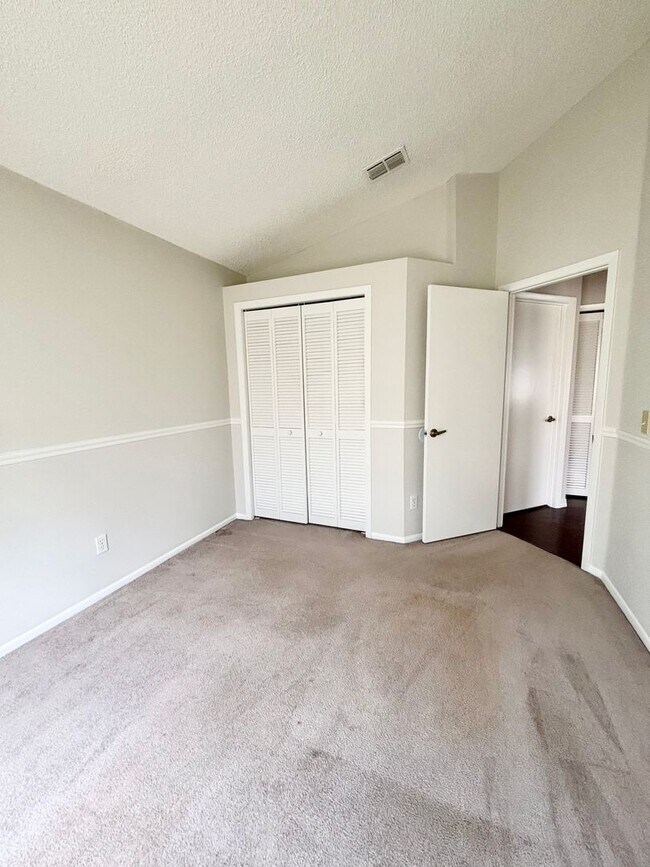 Building Photo - Ready to Move in!! Must See! Lake Mary Com...
