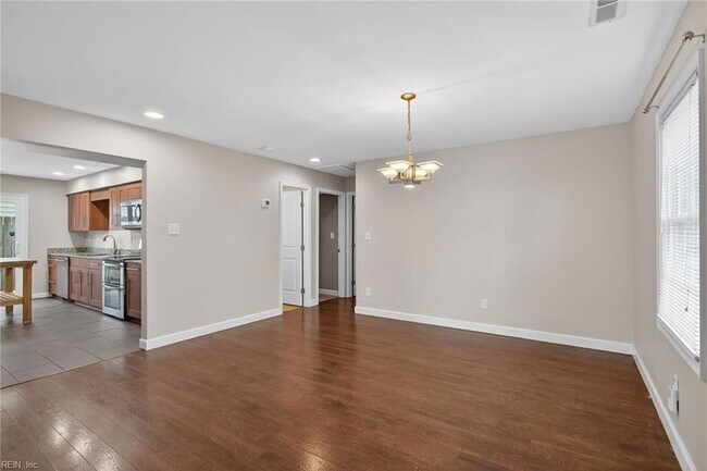 Building Photo - 5677 Rushmere Dr