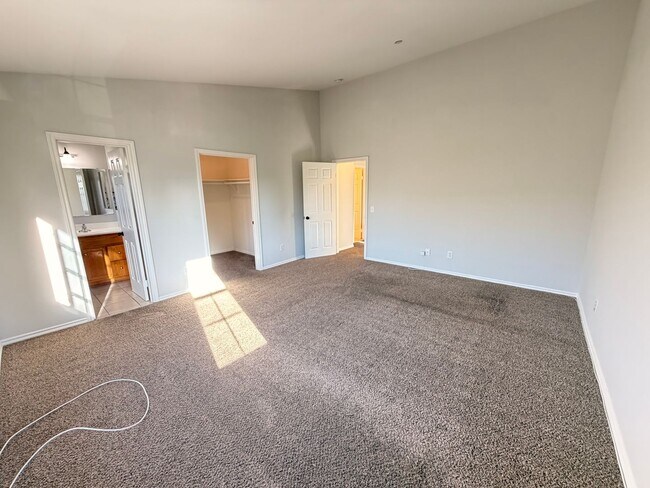 Building Photo - Spacious 3 bedroom w/ attached 2 Car Garage For Rent!
