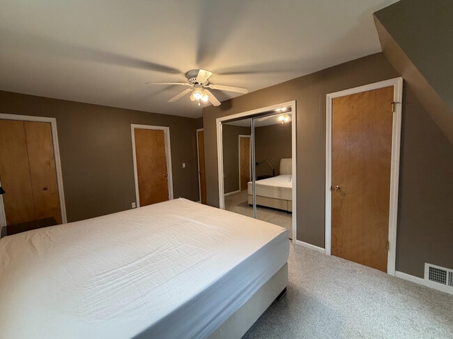 Building Photo - 5540 Fairview Ave