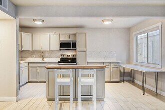 Building Photo - Upgraded 1 Bedroom Condo Near Freeway with Community Pool