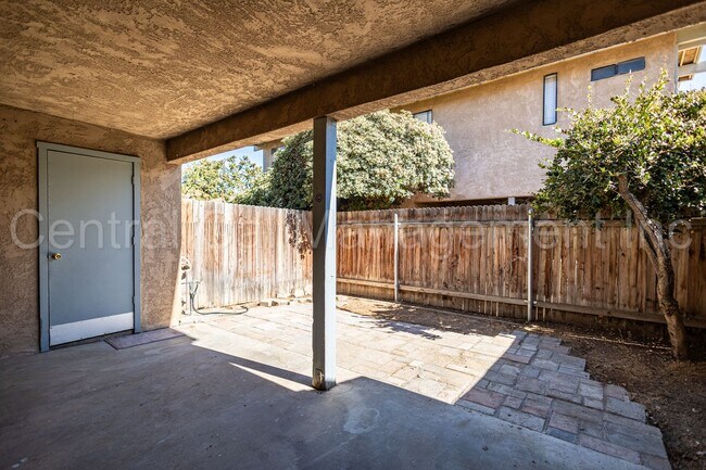 Building Photo - 2 Bedroom/2 Bath Condo - $1495 per Month!