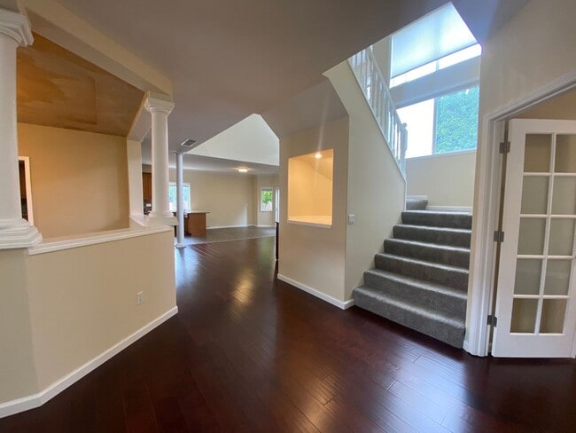 Building Photo - Beautiful 5 Bedroom Home!