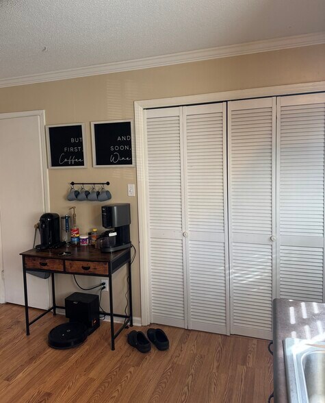 Building Photo - 215 Navaho Trl