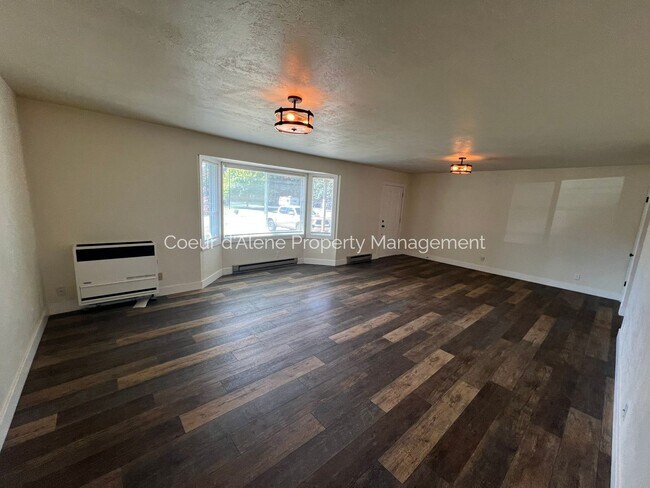 Building Photo - 10230 N Hillview Dr