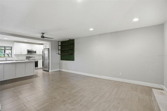 Building Photo - 727 N Himes Ave