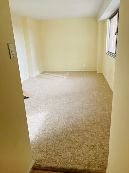 bedroom +walk in closet & new carpet - 5500 Friendship Blvd