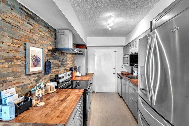 Building Photo - 5401 Collins Ave