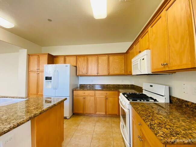 Building Photo - $2,250 International & Chestnut 3 Bed - N....