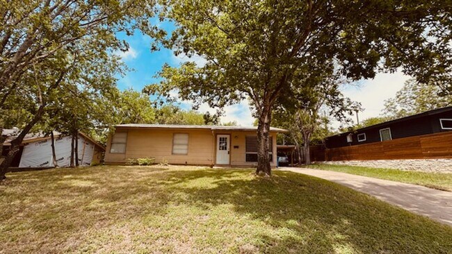 Building Photo - Clean South Austin 3/1 House w/ Carport, Private fenced yard Near First St not far from Ben White