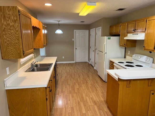 Building Photo - 204 Old Pond Dr