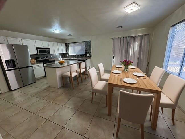 Building Photo - Riverhaven Great Central Location