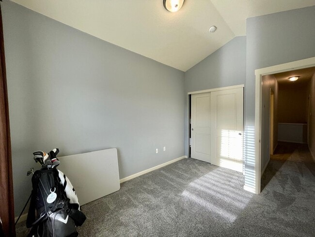 Building Photo - Sherwood Corner 3 Bed 2.5 Bath Townhome on top floor~  Reserved Parking and Washer & Dryer and Co...
