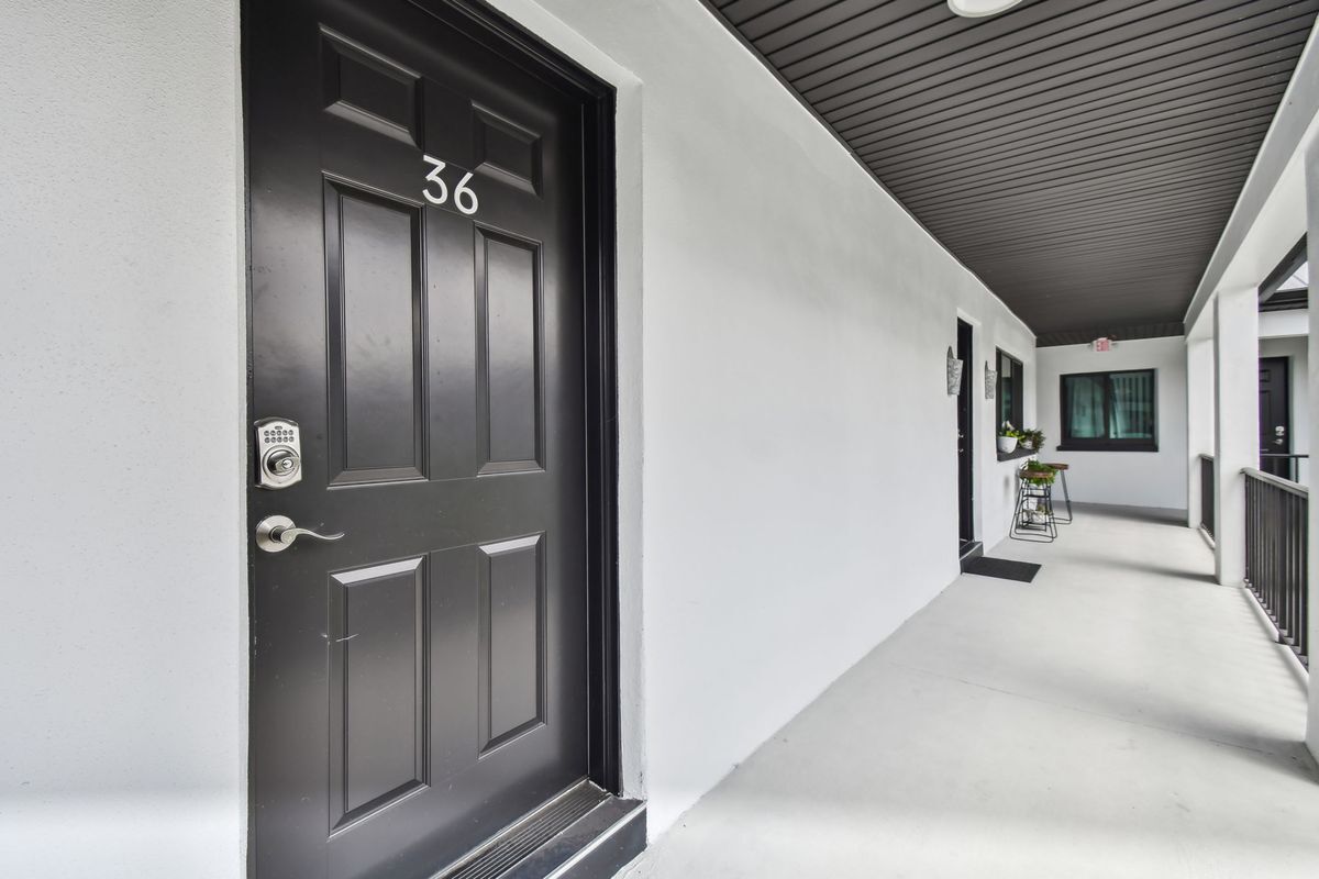 Building Photo - 2942 W Bay Dr