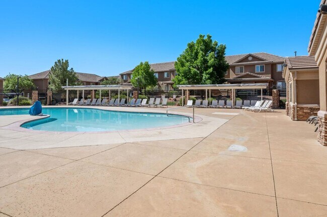 Building Photo - Beautiful 3 Bedroom Townhome In Hidden Valley Heights