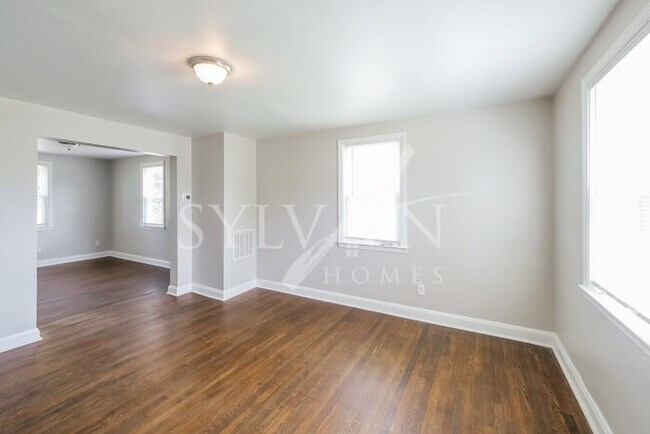 Building Photo - Charming 3 level townhome