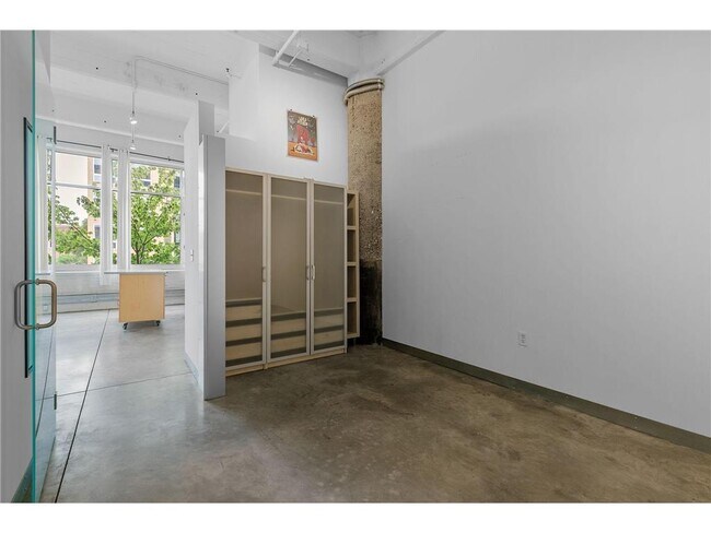 Building Photo - 700 N Washington Ave