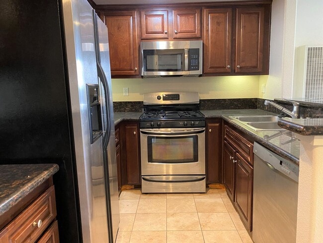 Building Photo - Fantastic Centrally Located Condo