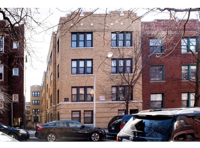 Building Photo - 839 W Cornelia Ave