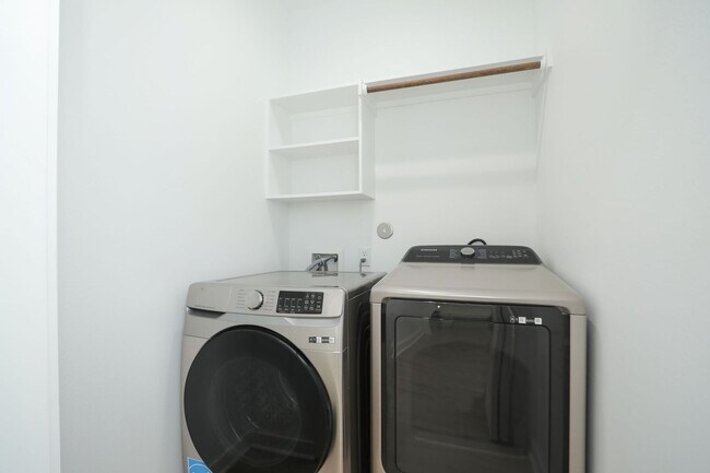 Building Photo - For Lease | 3 Bed, 2 Bath |1,350 Sq Ft |Tr...