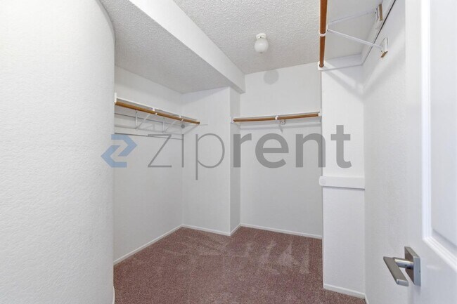Building Photo - Unit