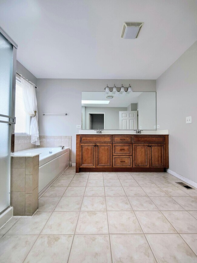 Building Photo - 793 Barclay Dr