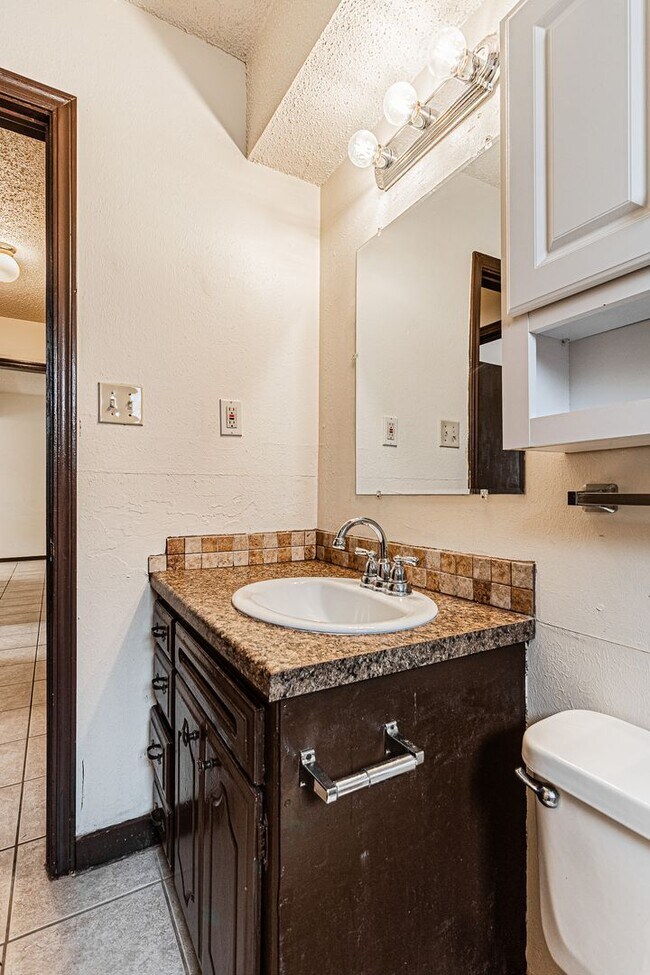 Building Photo - 3 Bed 1.5 Bath in Del City!