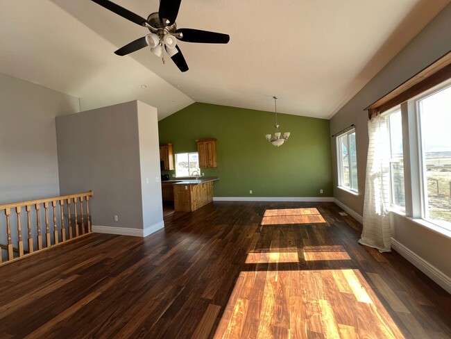 Building Photo - Beautiful Stockton Home with Stunning Moun...