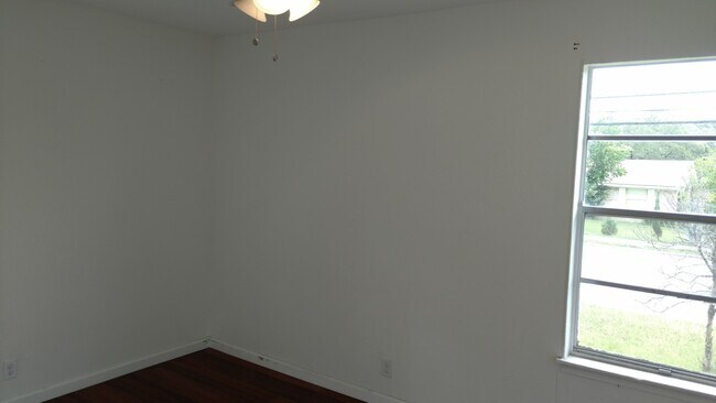 Building Photo - Nice older house in N Austin