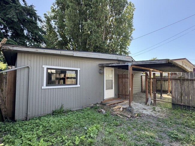 Building Photo - 820 S Donovan St