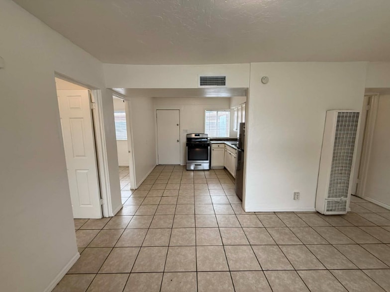 Building Photo - 460 E Delano St