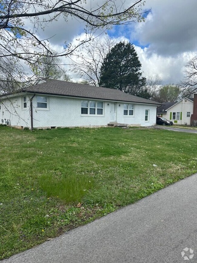 Building Photo - Single family, 4 bedroom 1.5 bath, great l...