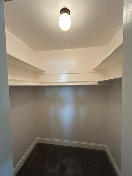 Building Photo - 683 E Fox Hills Dr
