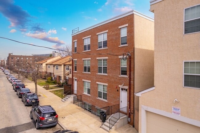 Building Photo - 1405 N Sydenham St