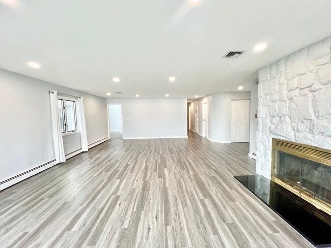 Building Photo - 4C Cove Ln