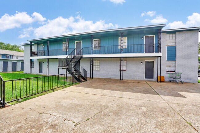 Building Photo - 427 Hollyvale Dr