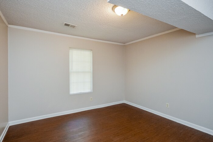 Building Photo - 150 Lakeside Dr