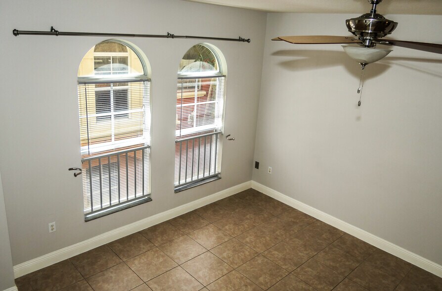 Building Photo - 1033 NE 17th Way