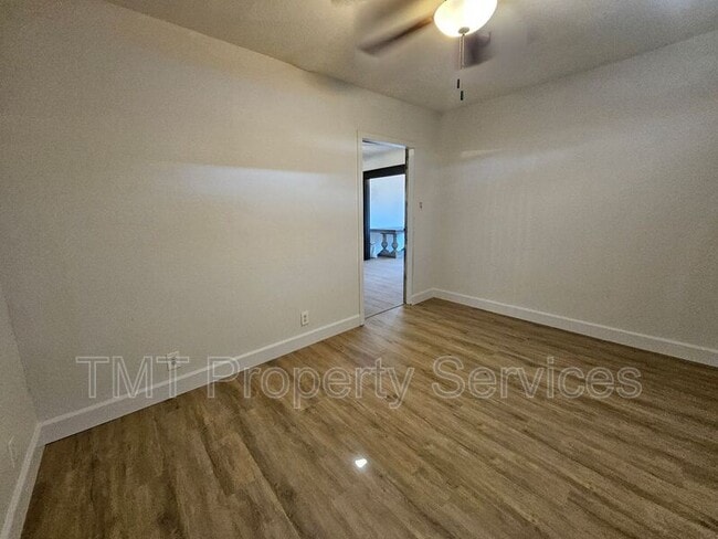 Building Photo - 908 S Sinclair Ave