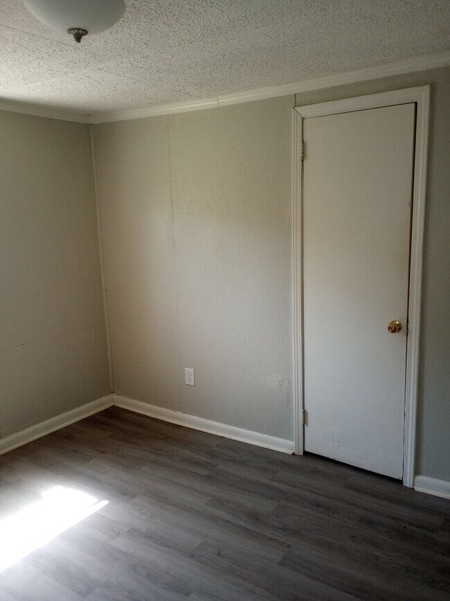 Building Photo - "Charming 2-Bedroom Home with Hardwood Elegance in Spartanburg!"