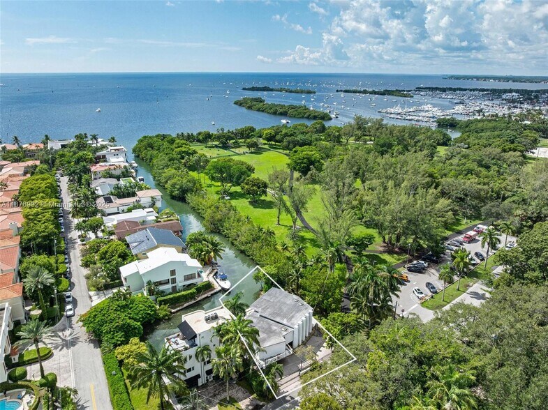 Building Photo - 2120 S Bayshore Dr